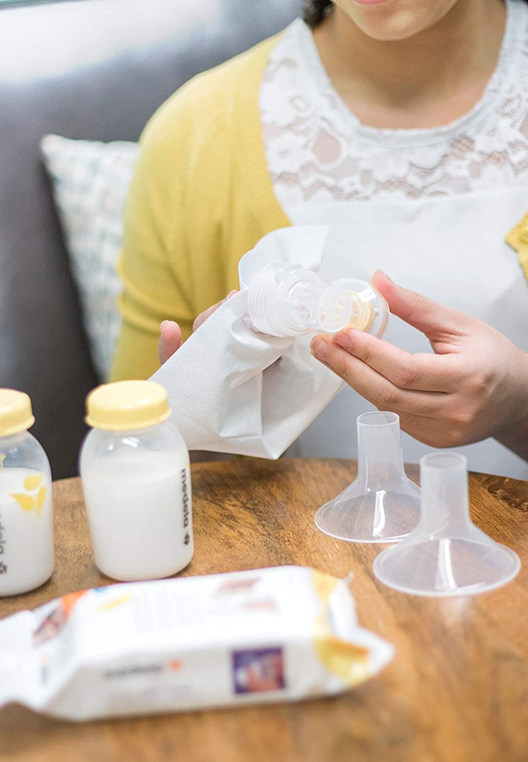 Medela Breast Pump Wipes | Quick Clean Hygienic Accessory Wipes | Resealable Pack | Convenient On The Go Cleaning | Versatile Cleaning